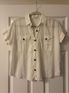 Lightweight Cream Short-Sleeve Button-Down Shirt with Front Pockets